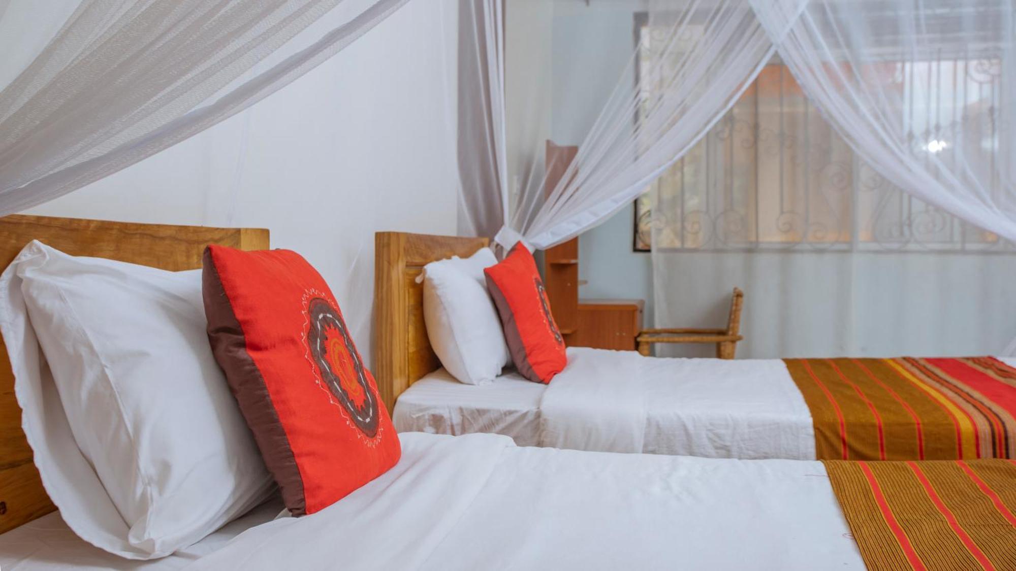 Silver Oaks Hotel Boma Fort Portal Экстерьер фото