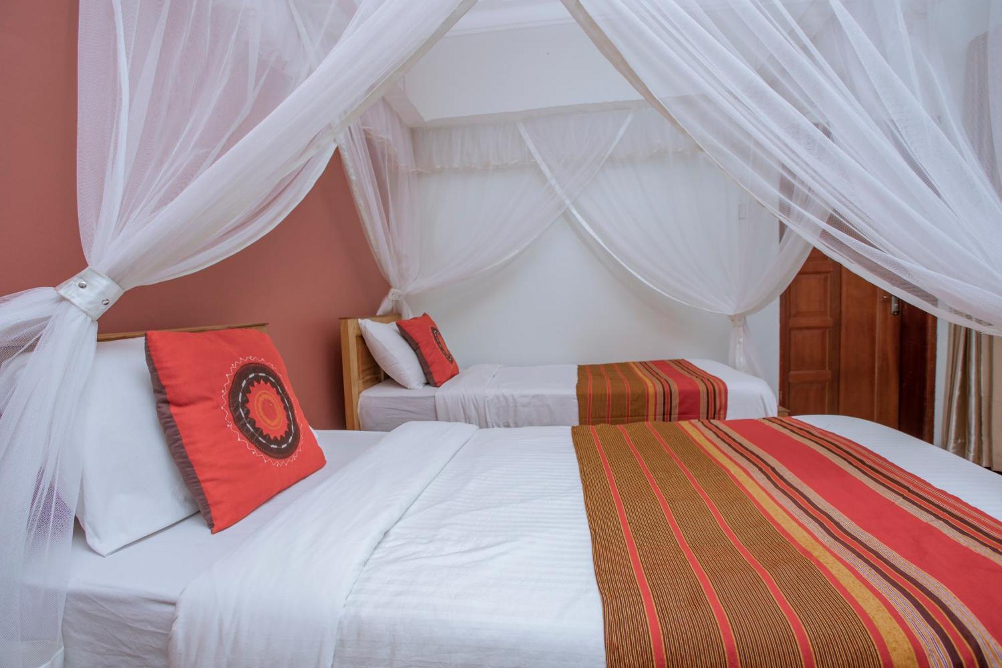 Silver Oaks Hotel Boma Fort Portal Экстерьер фото