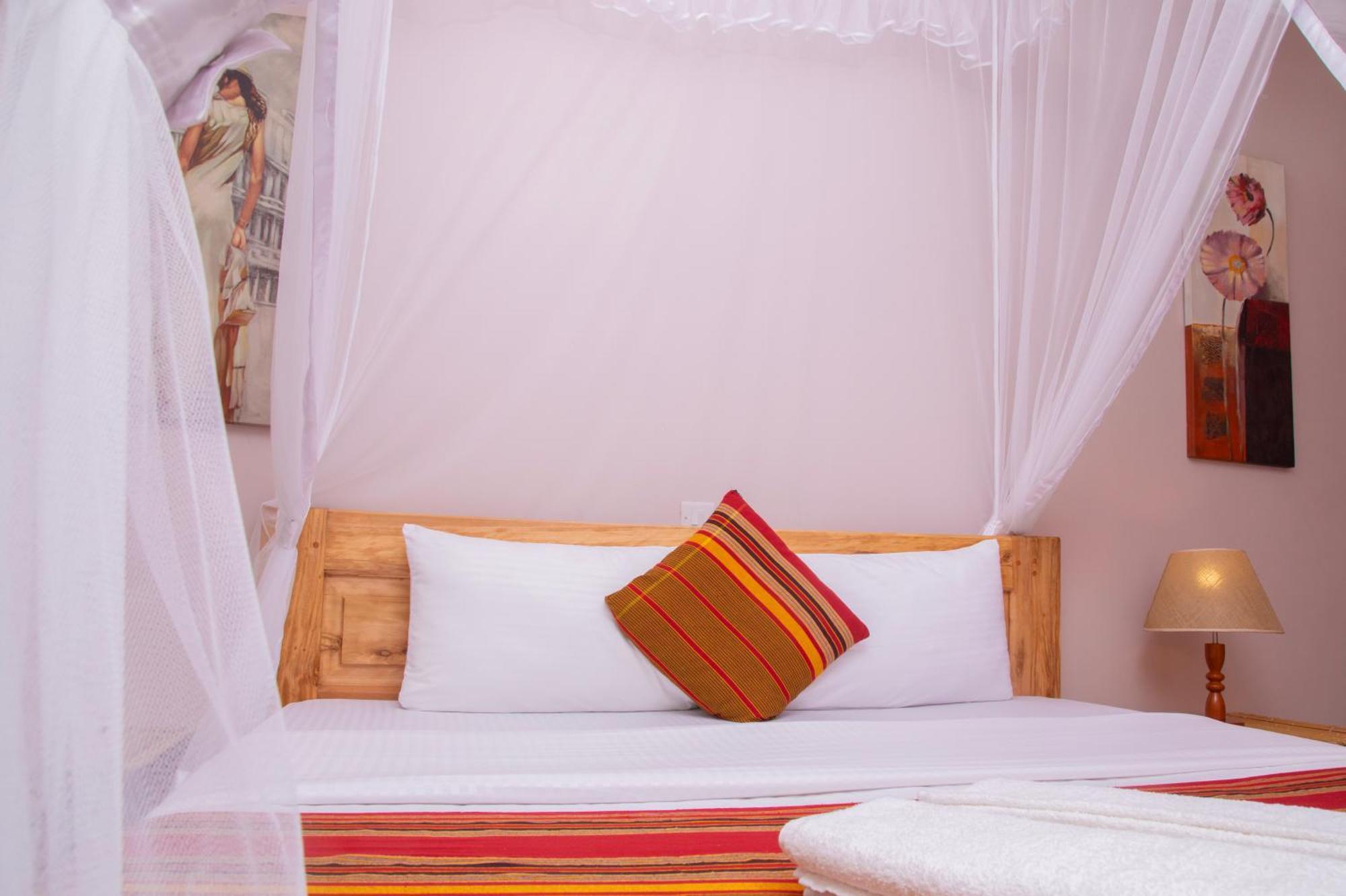 Silver Oaks Hotel Boma Fort Portal Экстерьер фото